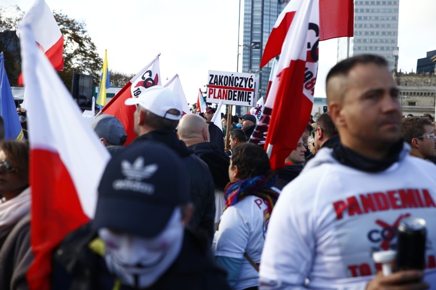 Antycovidowcy razem z kibolami protestują w Warszawie. ''Covid to przekręt polityczny, służący do odebrania nam wolności!''