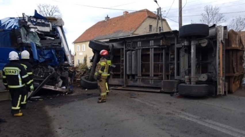 Dwie rozbite ciężarówki i ranny strażak. Poważny wypadek w Piławie Górnej pod Dzierżoniowem - ZDJĘCIA