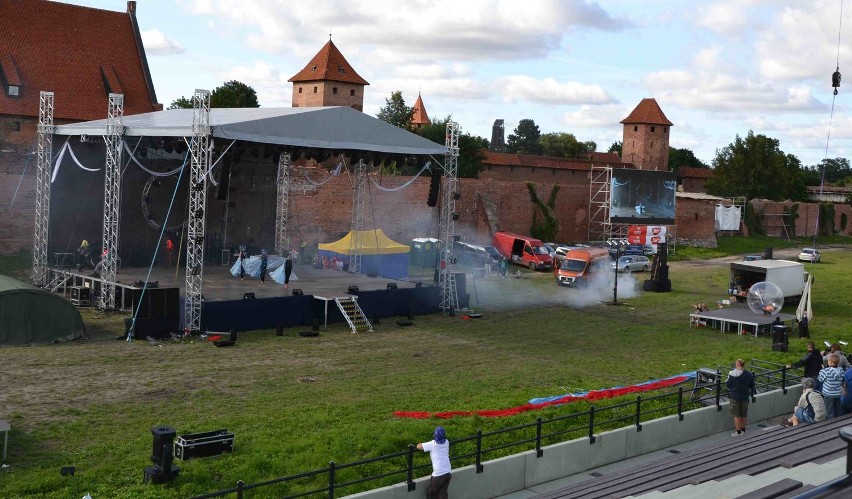 Magic Malbork 2012: Pełna widownia na wieczornym widowisku przy zamku