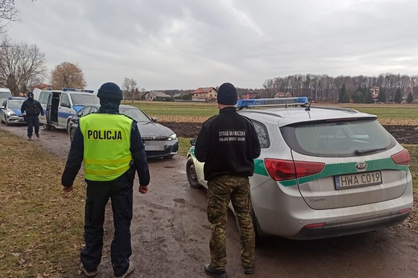 Policjanci z bielskiej drogówki wraz ze strażnikami...