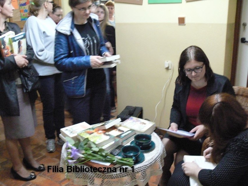 Magdalena Kordel w bibliotece w Kłobucku [FOTO]