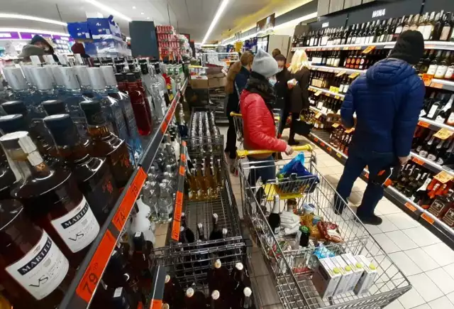 Za rozbójniczą kradzież alkoholu 32-letniemu grudziądzaninowi grozi do 10 lat więzienia