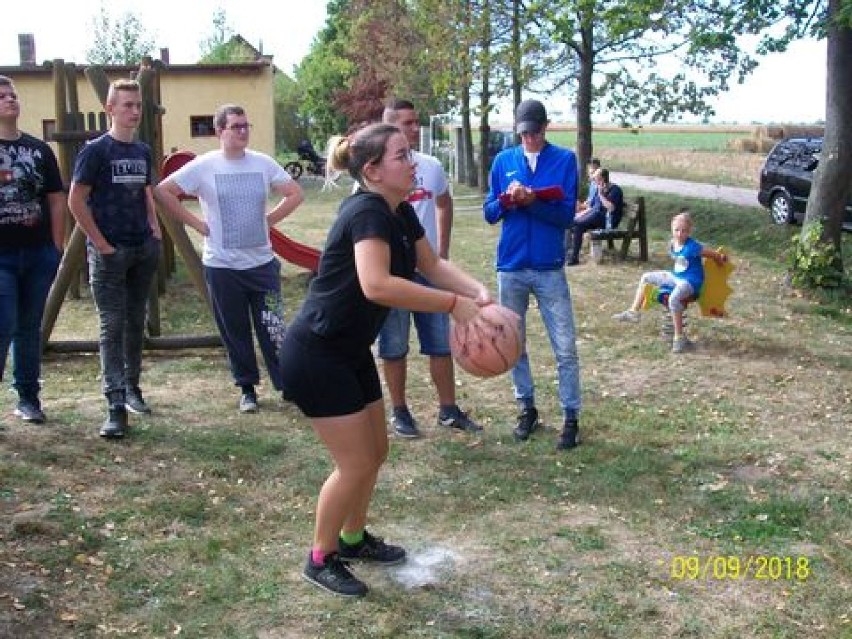 Festyn rekreacyjno-sportowy w Prośnie: Mieszkańcy gminy Budzyń aktywnie pożegnali lato [FOTO]