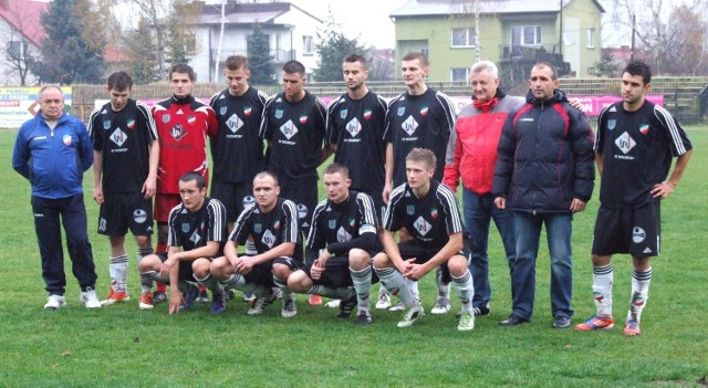 WOLBROM. Dla Karola Półtoraka (w tyle, trzeci od lewej) zakończona jesień w barwach Przeboju była udana. Zdjęcie zrobiono po meczu w Libiążu, który dla wolbromian zakończył się remisem 1:1.