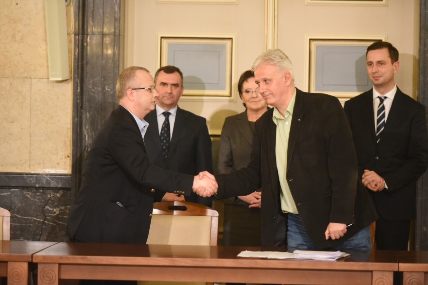 Premiera Ewa Kopacz podpisała porozumienie ze związkowcami w...