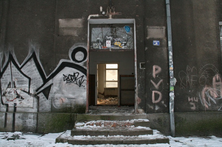 Luty 2011: Pl. Jana Matejki 16, kiedyś siedziba LOK. Początek degradacji obiektu.