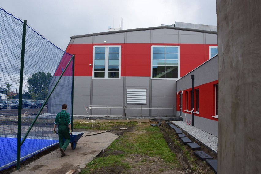 Zespół Szkół nr 1 w Wieluniu ma nowe boisko. Hala sportowa wkrótce będzie gotowa do odbioru ZDJĘCIA