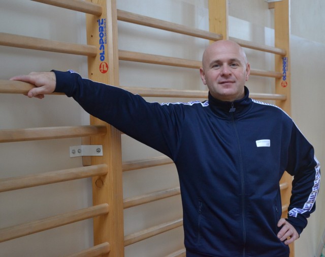 Krzysztof Fydryszewski, nauczyciel wychowania fizycznego w Szkole Podstawowej w Czarnem i animator na Orliku w Wielgiem, przygotowuje się do pokonania maratonu.