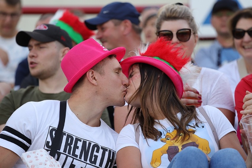 Fani na trybunach stadionu w Rybniku stworzyli wyśmienitą...