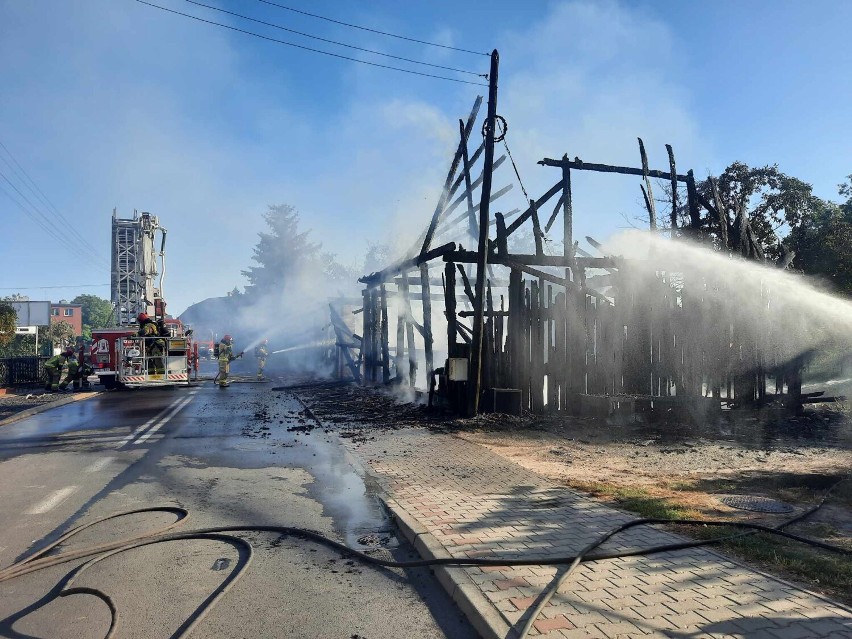 Ogromny pożar w Dolsku. Doszczętnie spłonęła stodoła. Z ogniem walczyły liczne zastępy straży pożarnej [film, zdjęcia]