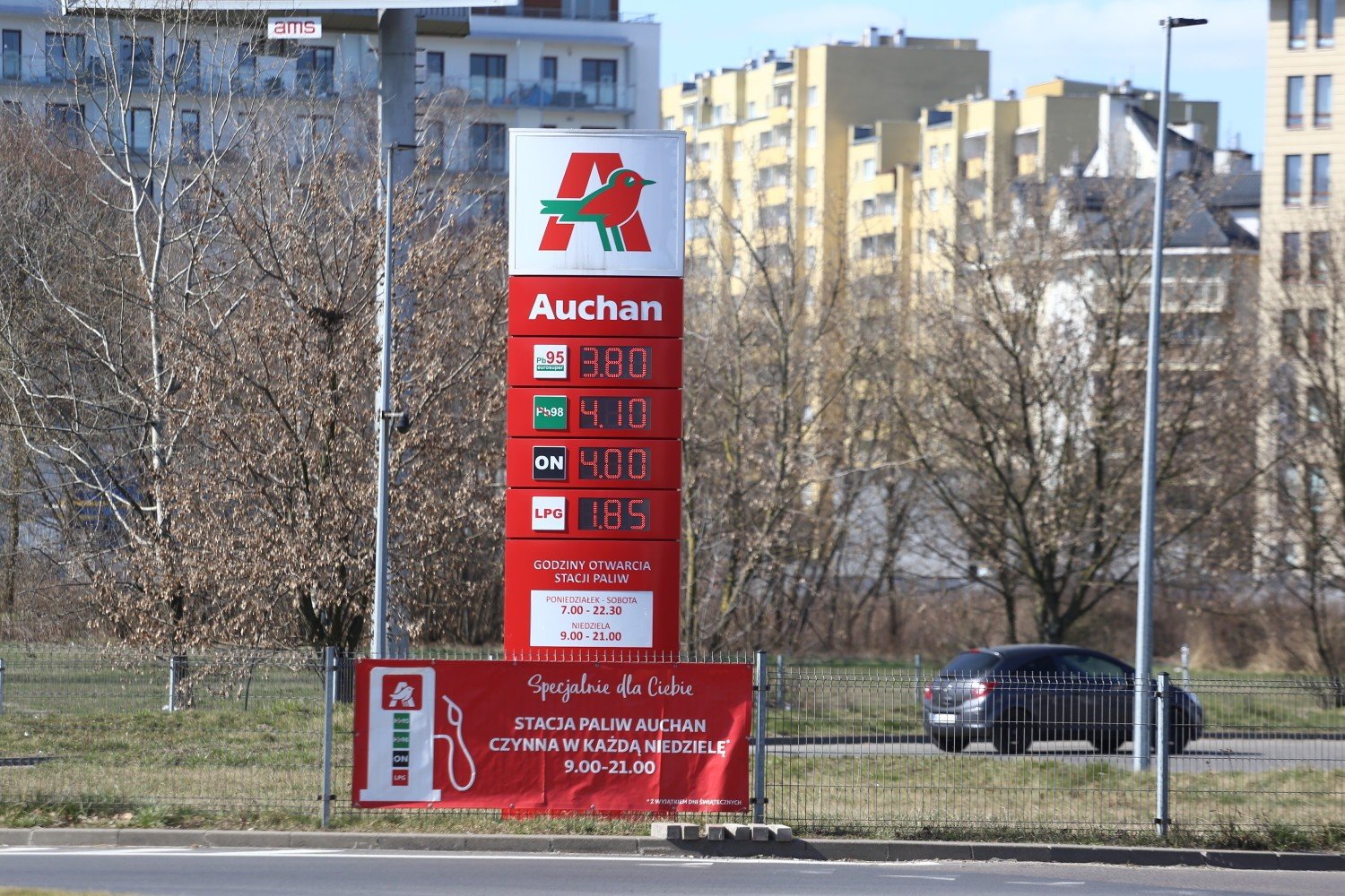 Ceny paliw na stacjach w Warszawie na poziomie sprzed kilku lat. Wszystko  przez koronawirusa | Warszawa Nasze Miasto