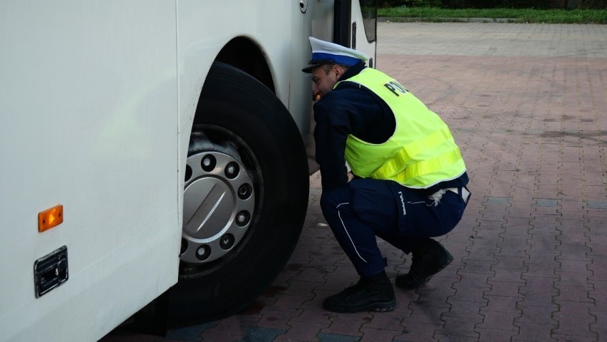 Policjanci z Radomska kontrolują autokary przed szkolnymi wycieczkami 