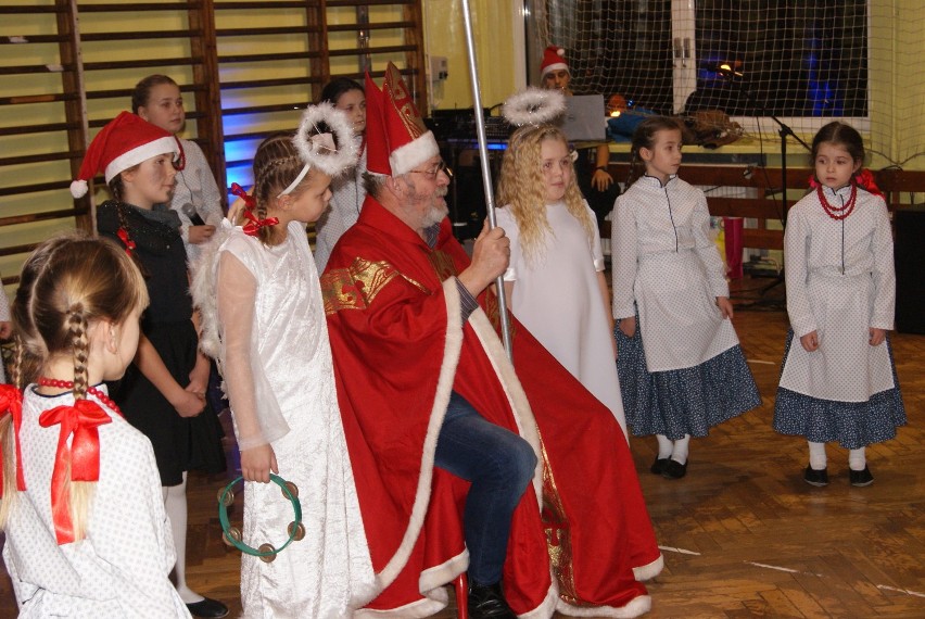 Mikołaj w dzielnicy Pólnoc rozdał prezenty ponad 100 dzieci