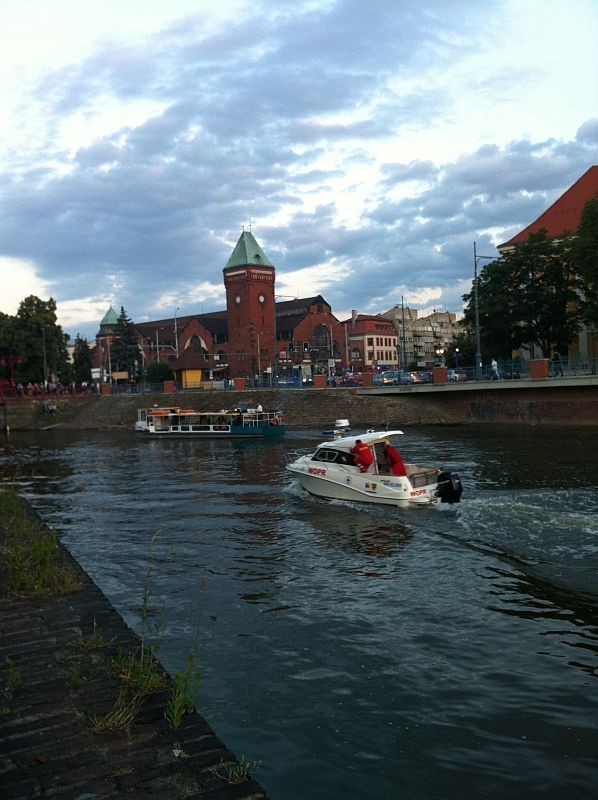 Wrocław: Mężczyzna pływał w Odrze przy Hali Targowej