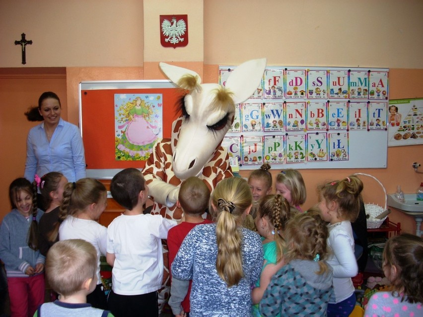 SP nr 3 w Kole: Żyrafa Lokatka spotkała się z uczniami