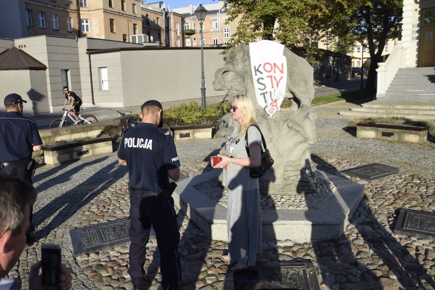 Akcja z koszulkami w Kielcach. Pomnik dzika Kiełka „ubrany” w Konstytucję. Policja w akcji