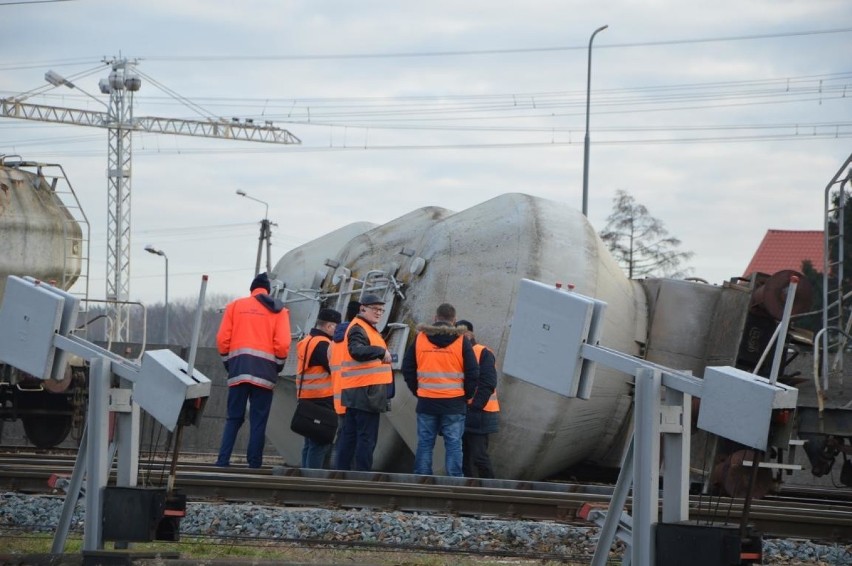 Wypadek kolejowy w Łowiczu. Wykoleiły się dwa wagony [ZDJĘCIA]