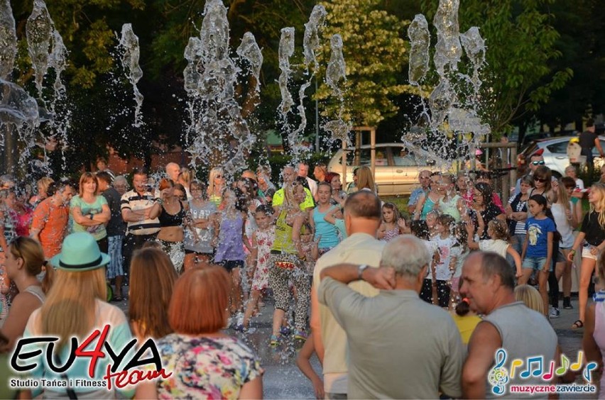 Zumba przy fontannie Zawiercie 8 sierpnia 2014