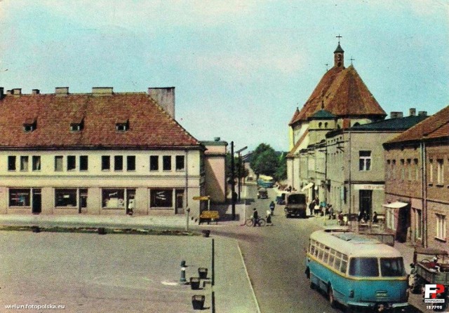 Lata 1966-1967. Plac Legionów w Wieluniu. Pocztówka RUCH.