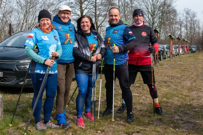 Miłośnicy nordic walking z Łódzkiego wzięli udział w wiosennym marszu. Na wędrówkę po leśnictwie Dąbrowa zaprosił NWPL Garrosa Team ZDJĘCIA