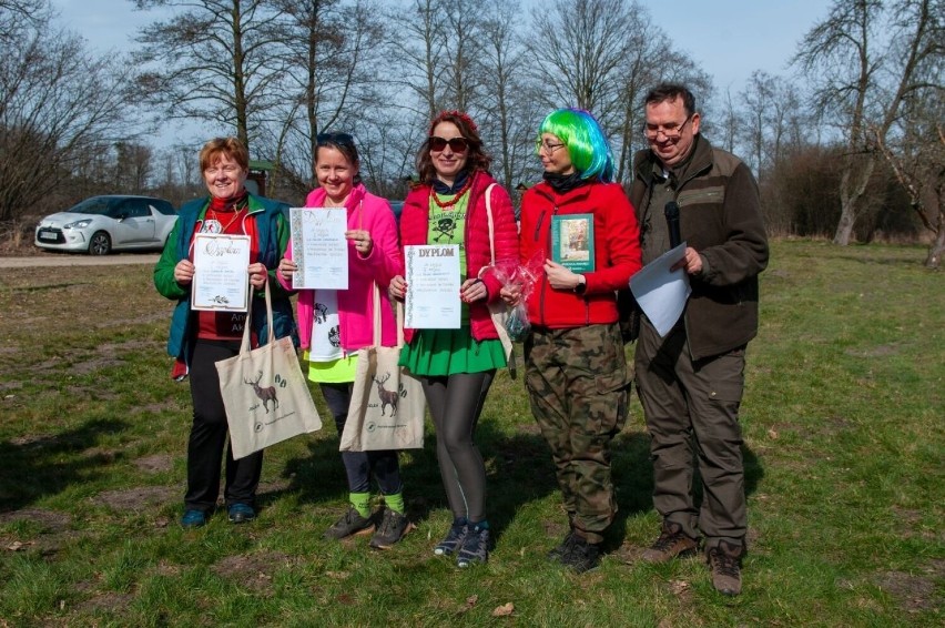 Miłośnicy nordic walking z Łódzkiego wzięli udział w wiosennym marszu. Na wędrówkę po leśnictwie Dąbrowa zaprosił NWPL Garrosa Team ZDJĘCIA