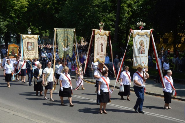 Procesja z udziałem wielu wiernych zatrzymywała się na wysłuchanie fragmentów Ewangelii i Słowa Bożego przy czterech umiejscowionych na trasie ołtarzach w Lęborku.