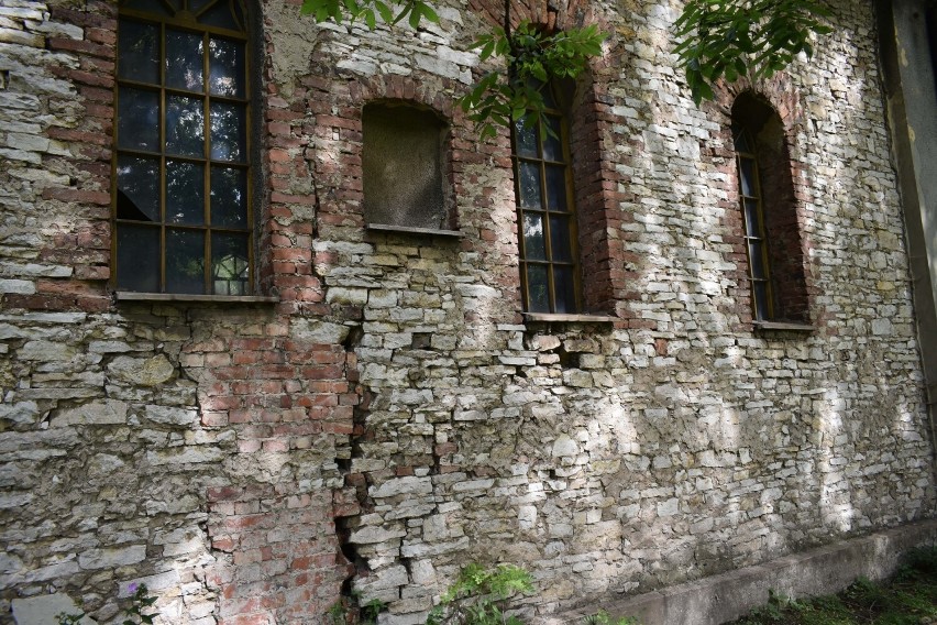 Opuszczony kościółek pw. Świętej Barbary w Bukownie