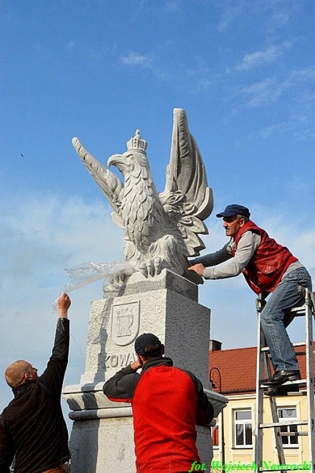 Tadeusz Biniewicz - rzeźbiarz z Gostynina osobiście nadzorował prace przy montażu orła.