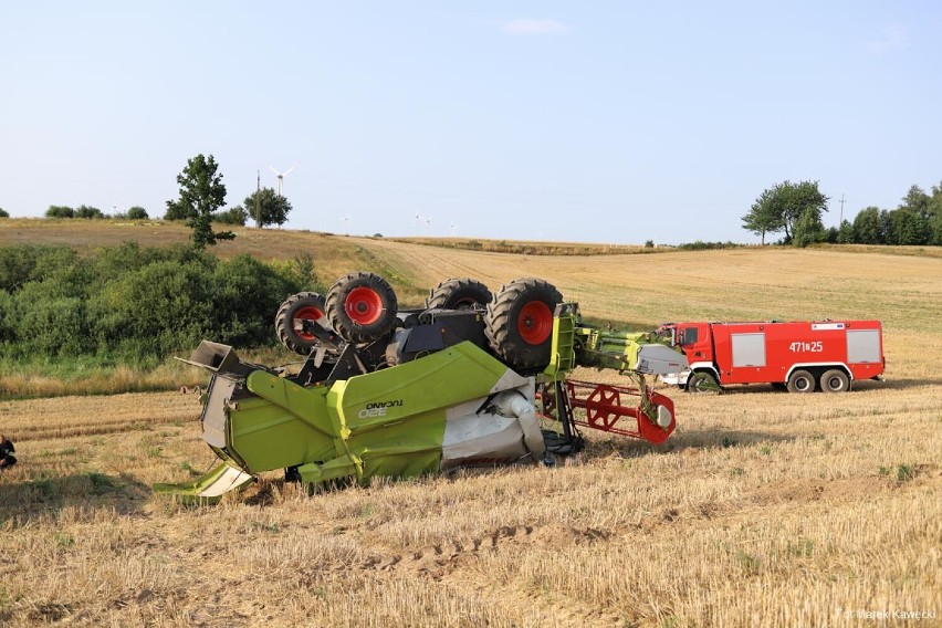 W Gąskowie dachował kombajn. Przewrócił się na wzniesieniu podczas prac polowych