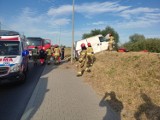 Wypadek w Sandomierzu. Samochód dachował, nieprzytomny kierowca zabrany do szpitala