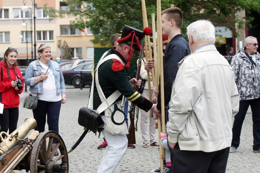 Prezydent Legnicy Tadeusz Krzakowski rozdawał Konstytucję Rzeczypospolitej Polskiej [ZDJĘCIA]