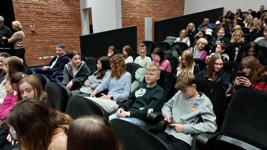 Spotkanie mikołajkowo-profilaktyczne ostrowieckich wolontariuszy Szkolnych Kół Wolontariatu w Ostrowcu Świętokrzyskim. Film i foto