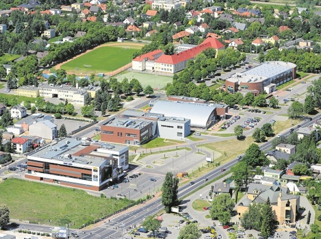 W Suchym Lesie w ostatnich latach powstały hala sportowo-widowiskowa, nowoczesne centrum kultury z biblioteką i park wodny