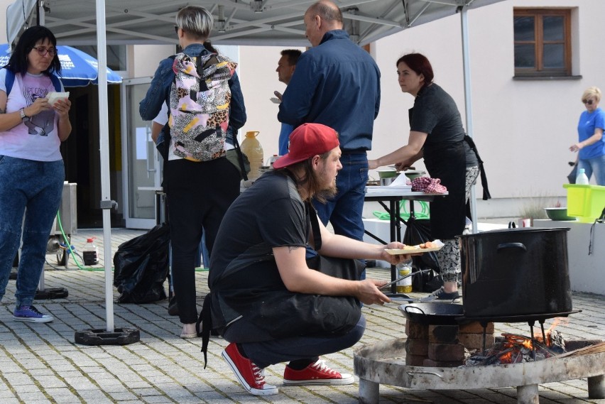 Kuchnia z Literatury w Kielcach w ramach festiwalu Pociąg do literatury. W niedzielę gotowali z Maksem Przybylskim. Było pysznie (ZDJĘCIA)