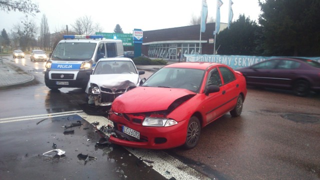 Zderzenie samochodów na skrzyżowaniu ul. Szpitalnej z Kraszewskiego