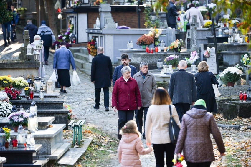 Wszystkich Świętych 2021 w Przemyślu. Mieszkańcy odwiedzają groby bliskich i wspierają kwestujących [ZDJĘCIA]