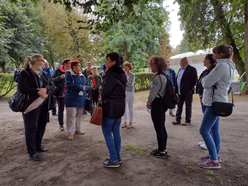 Rozdrażew: Uczcili bohaterów i zwiedzili placówkę oświatową oraz instytucję kultury na terenie gminy Zduny