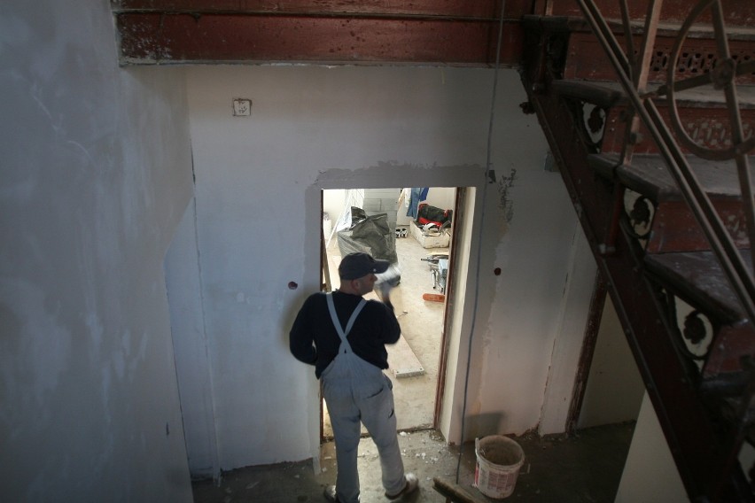 Trwa remont familoków w Niedobczycach. Powstaną tam nowe mieszkania socjalne