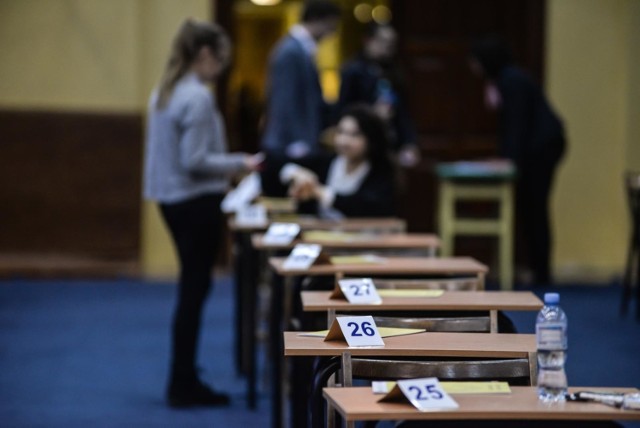 Egzaminy maturalne 2017 i 2018 już za uczniami - niektórzy podzielili się z nami swoimi tematami. Sprawdź też, jakie tematy na ustnej maturze mieli maturzyści.

Przejdź do następnych stron >>