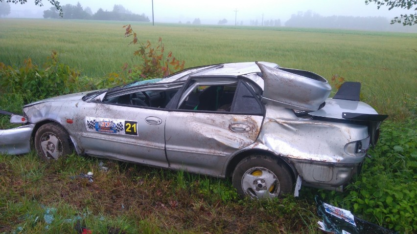 Groźny wypadek w Wolęcinie w powiecie lipnowskim. Kierowca jechał rajdowym samochodem swojego kolegi [zdjęcia]