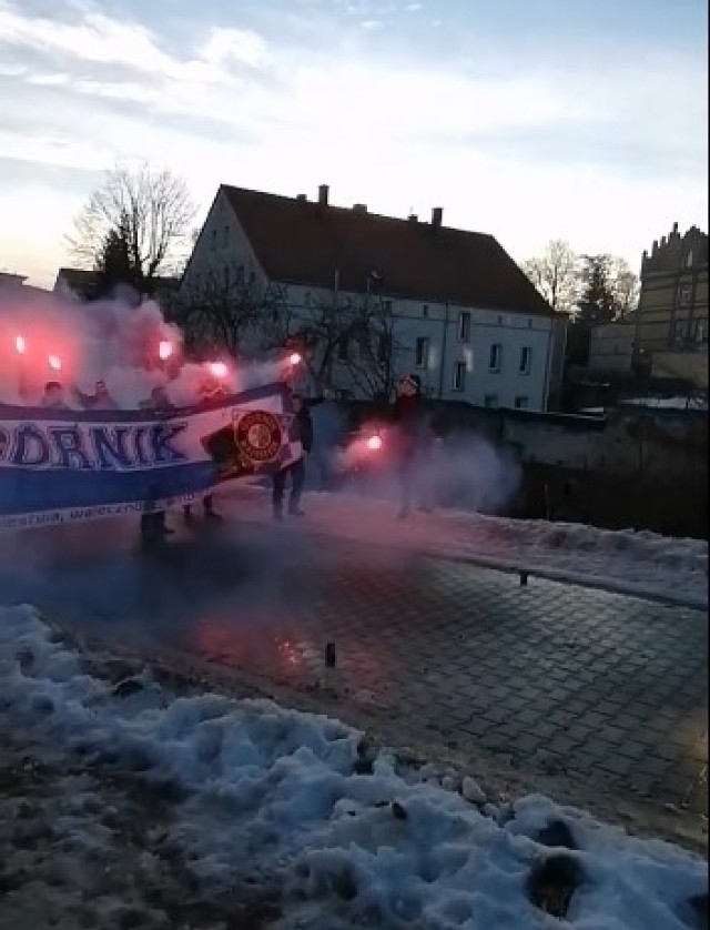 Kibice Górnika Wałbrzych zatrzymali autokar i zaśpiewali koszykarzom jadącym na mecz z Czarnymi Słupsk