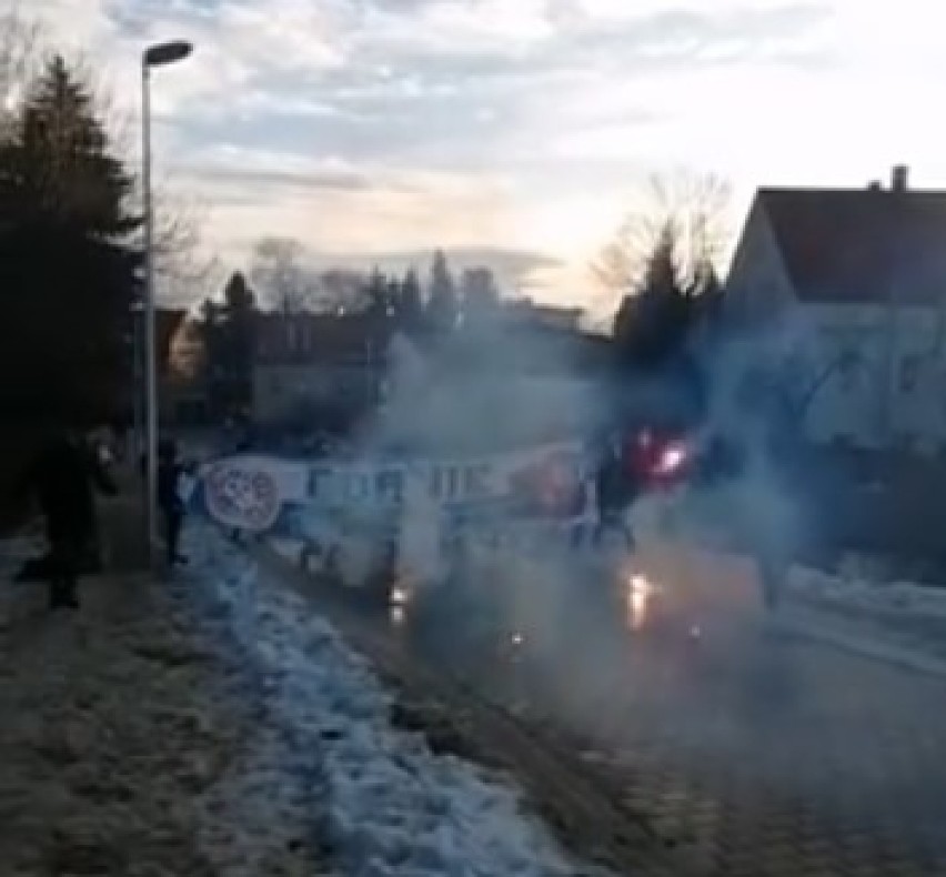 Kibice Górnika Wałbrzych zatrzymali autokar i zaśpiewali...