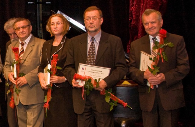 Andrzej Łada (drugi z prawej) wśród laureatów Świętokrzyskiej Nagrody Kultury.