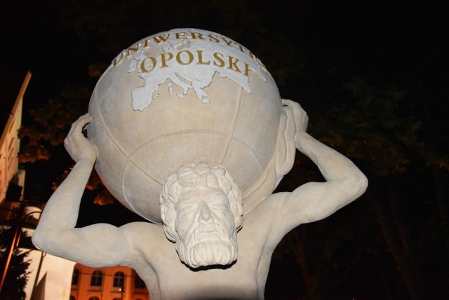 Uniwersytet Opolski zmieni sposób umocowania najnowszej rzeźby Atlasa
