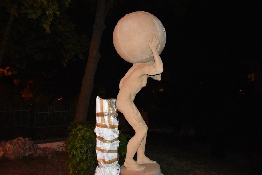 Uniwersytet Opolski zmieni sposób umocowania najnowszej rzeźby Atlasa na Wzgórzu Uniwersyteckim