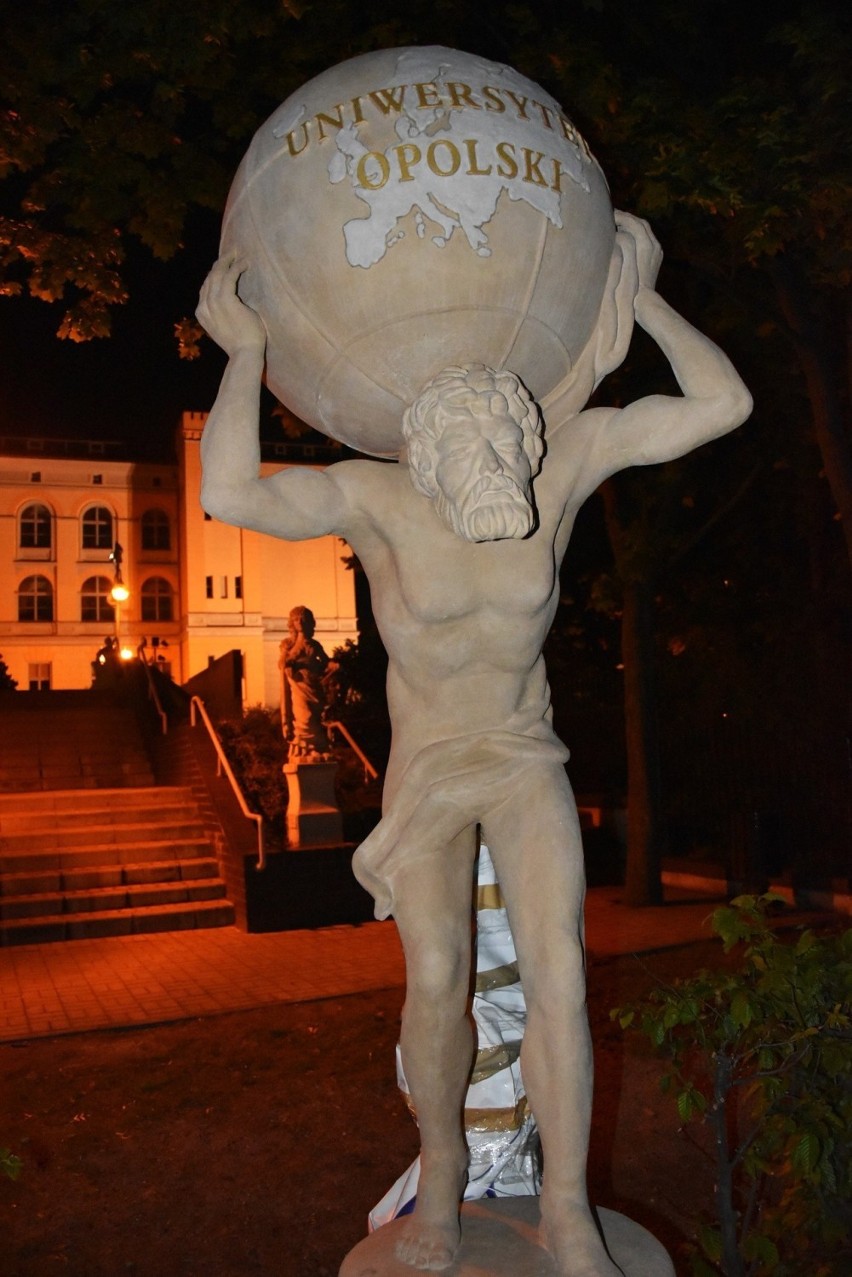 Uniwersytet Opolski zmieni sposób umocowania najnowszej rzeźby Atlasa na Wzgórzu Uniwersyteckim
