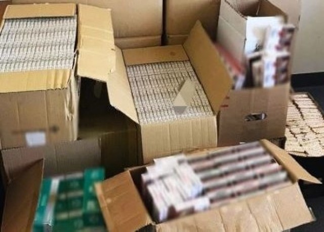 Policjanci z Grójca znaleźli tysiące paczek nielegalnych papierosów.