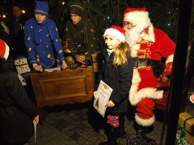 Mikołajki w Chełmnie za nami. Milusińscy, którzy przyszli na rynek spędzili je na wesoło, z elfami i innymi dziećmi. Były gry i zabawy, słodkie upominki, obecnością zaszczycił najmłodszych św. Mikołaj i jego pomocnicy. Były świąteczne animacje dla dzieci, sesja fotograficzna ze św. Mikołajem, czas umilała grupa wokalna z Chełmińskiego Domu Kultury.