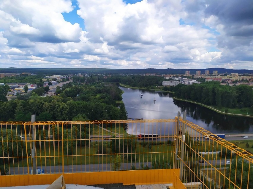 Wiecha na dachu Plaza Tower w Kielcach. Budynek sięgnął 55 metra wysokości! [ZDJĘCIA]