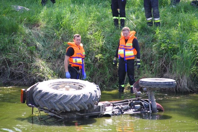 Tragiczny wypadek w Kuźni Nieborowickiej. Traktorzysta zginął przygnieciony traktorem, który zsunął się d stawu i przewrócił